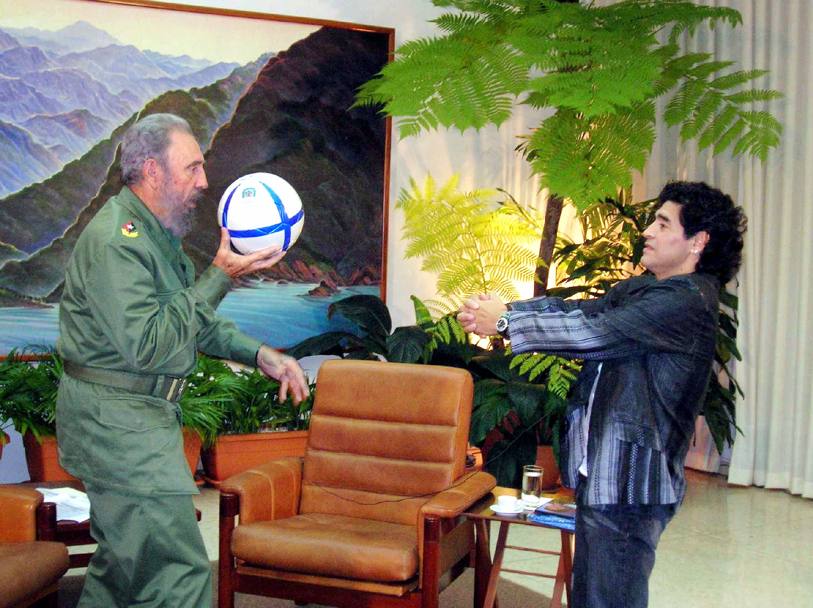Castro e Maradona nel 2005. El Pibe de oro era a L&#39;Avana per intervistare il presidente cubano per il suo tv show settimanale in Argentina. In quell&#39;occasione gli promise che avrebbe guidato il corteo anti-Bush in Argentina la settimana seguente. Era il 26 ottobre 2005. REUTERS